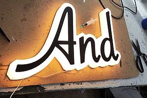 背光 正面黑色亚克力 侧边透光